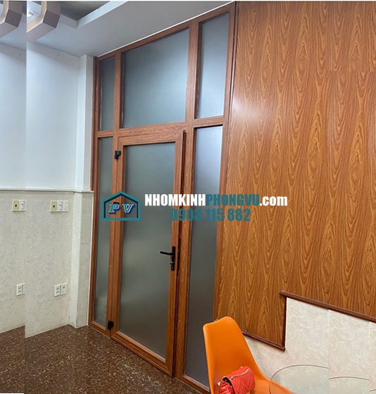 Làm cửa nhôm kính 1 cánh kết hợp vách nhôm kính màu vân gỗ rất sang trọng tại Bình Hưng Hòa, Bình Tân, TPHCM