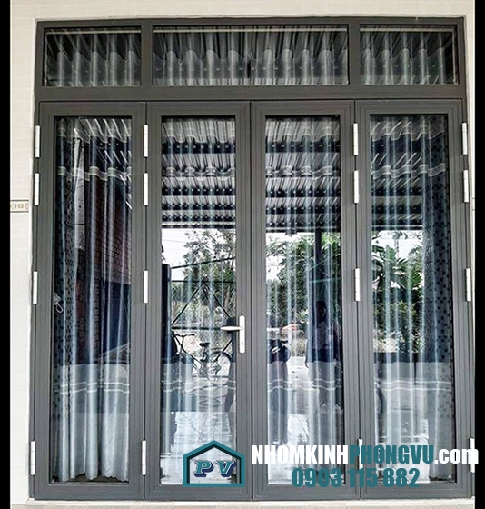 Mẫu cửa đi nhôm xingfa 4 cánh mở quay màu đen tiện nghi cho nhà ống