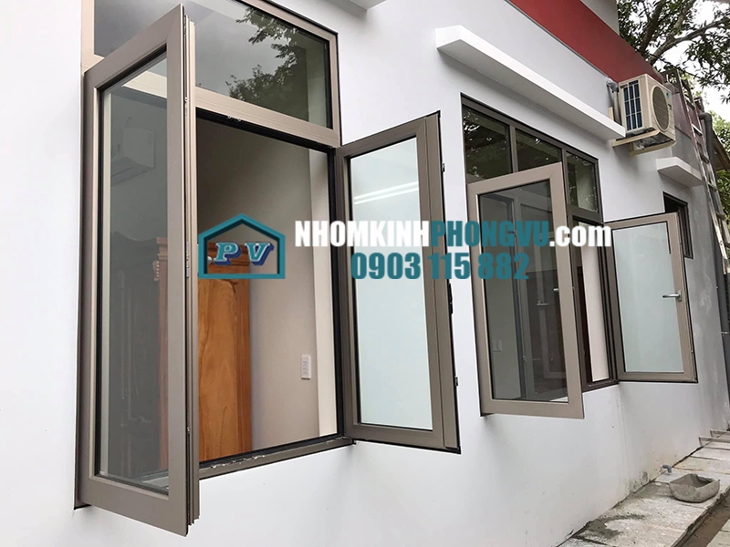 Mẫu cửa sổ kính cường lực mở quay 2 cánh màu ghi đen
