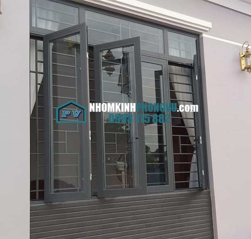 Mẫu cửa sổ kính cường lực khung nhôm mở quay màu đen