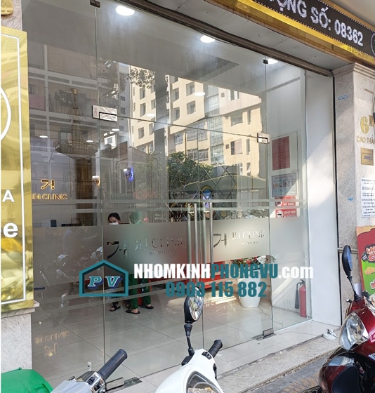 Thi công cửa kính, vách kính cường lực cho mặt tiền kinh doanh đường Cao Thắng, Quận 3, TPHCM