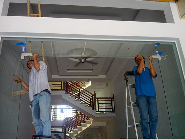 Nên làm cửa, vách kính cường lực ở đâu đẹp tại TPHCM?