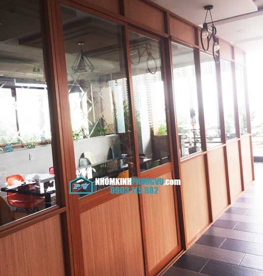 Quán cà phê xịn đẹp cùng mẫu vách ngăn nhôm kính màu vân gỗ ngăn phòng máy lạnh