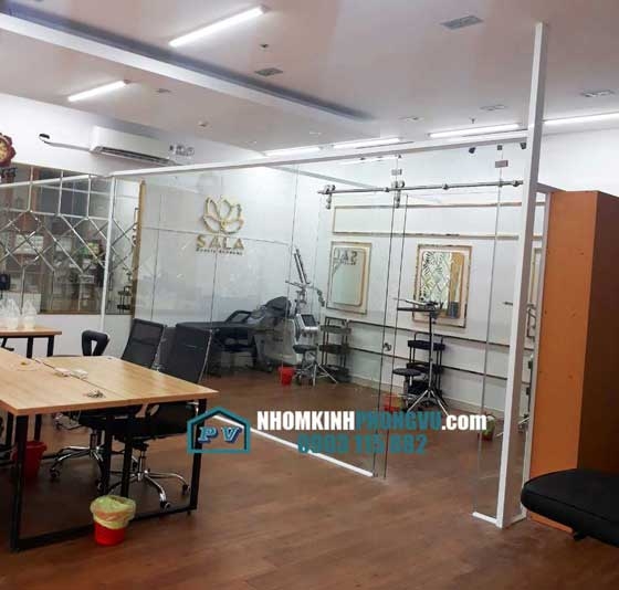Phòng làm việc đẹp cho spa cùng vách kính cường lực văn phòng 