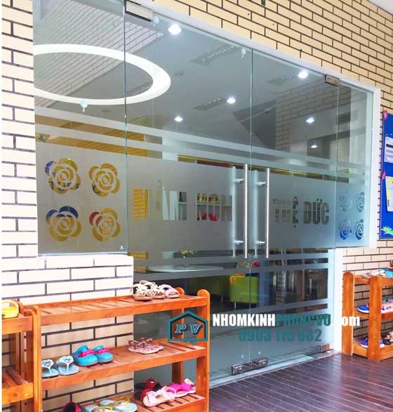 Thi công vách, cửa kính nhôm mặt tiền cho trường mầm non Tuệ Đức, quận Gò Vấp, TPHCM