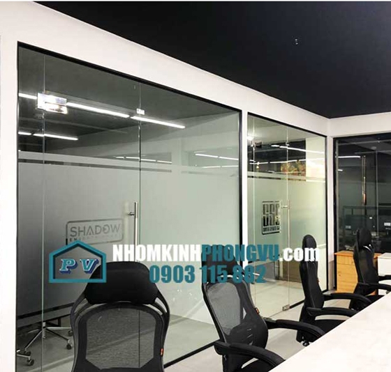 Thi công cửa kính cường lực bản lề sàn - cửa kính thủy lực 1 cánh đẹp cho phòng họp