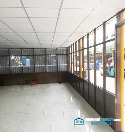 Vách ngăn nhôm kính giá rẻ cho nhà xưởng màu cà phê tại KCN Tân Tạo, Quận Bình Tân, TPHCM